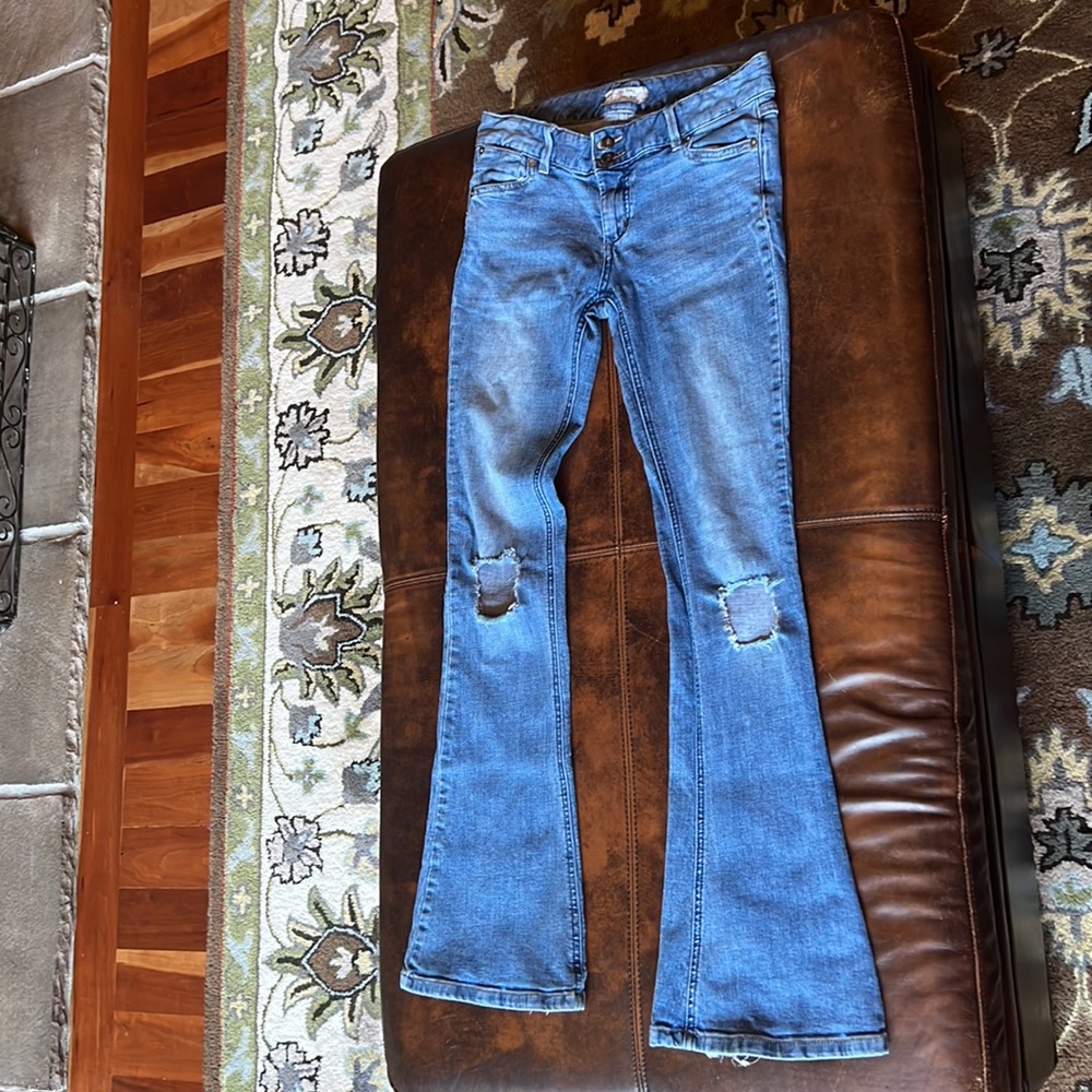 Super cute FREE PEOPLE  blue jeans! Size 27. 🤗💕